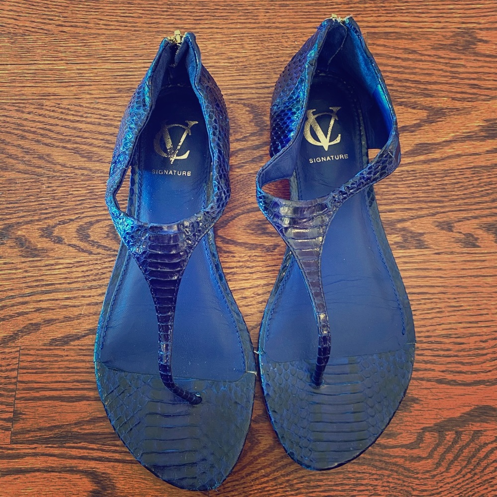 Snakeskin blue sandal with gold details
